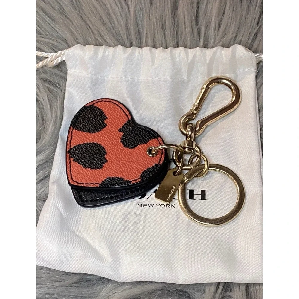 COACH LEATHER DOUBLE HEART MIRROR IN LEOPARD PRINT CHARM KEY CHAIN‎ FOB - F54917